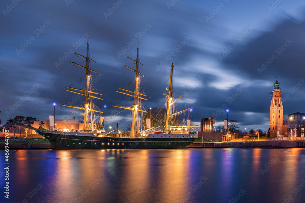 Fototapeta premium Nachts in Bremerhaven an der Nordseeküste
