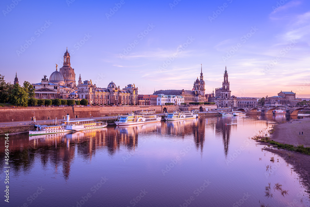 Obraz premium panoramic view at dresden while sunset, germany