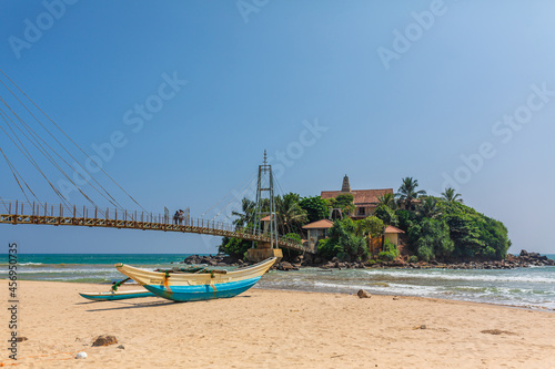 Foto A small island near the beach by the ocean