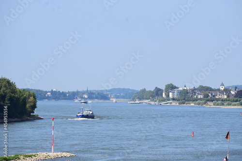 Rhein zwischen Bad Honnef und Bonn mit vielen Schiffen photo