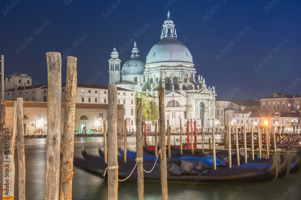 Gondole na kanale w Wenecji - obrazy, fototapety, plakaty 