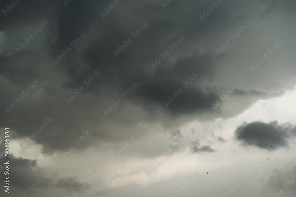 Obraz premium The sky was filled with black clouds floating in the sky.
