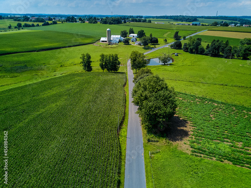 Fotografija Amish farms dot the landscape as fresh corn and other vegetables grow organicall