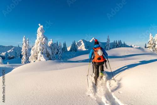 Wintersport in den tief verschneiten Bergen