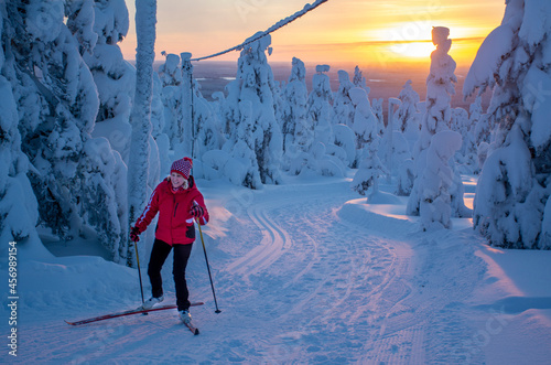 Foto Woman cross country skiing in Lapland in Finland
