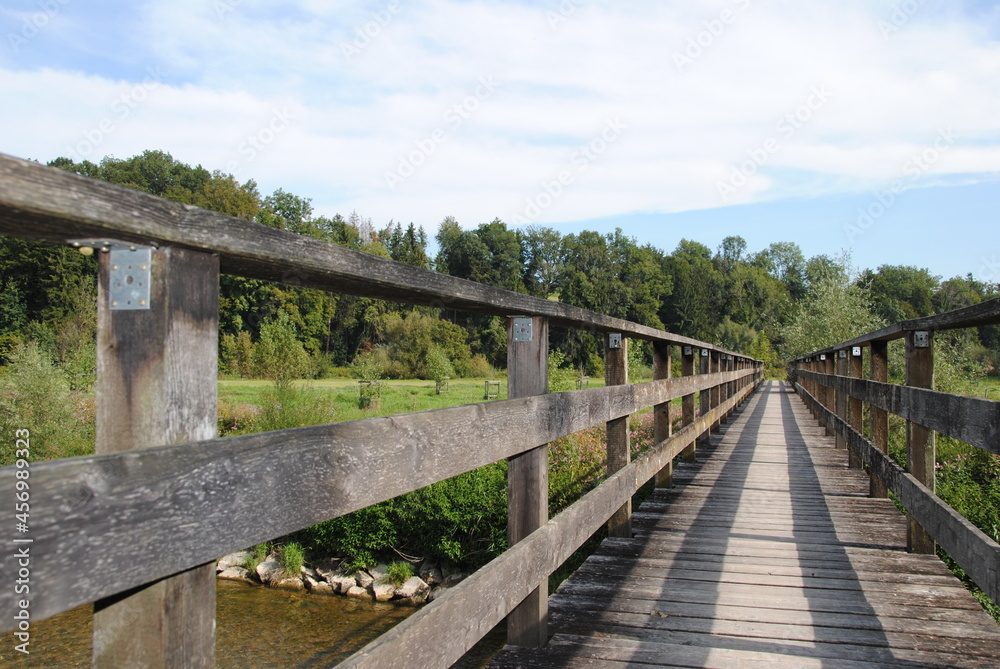 holzbrücke auf den wanderweg in naturschutzgebit