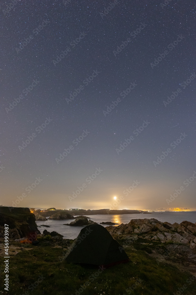 Obraz premium Summer night with milky way, crescent moon and Perseids on the coast!
