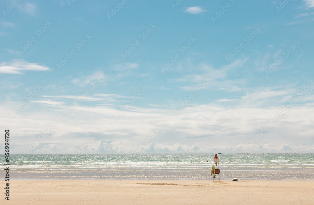 chaise haute de maître nageur sur une plage de bretagne en été