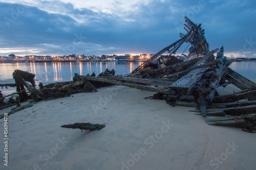 épaves de bateaux dans le cimetière à bateaux de Plouhinec dans le Morbihan en Bretagne