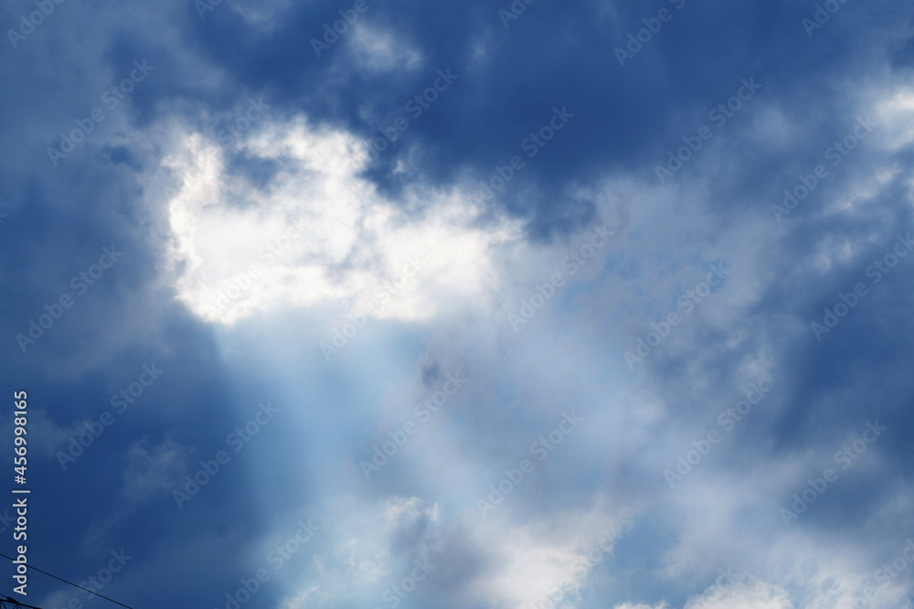 Obraz premium sunbeams between dark thunderclouds