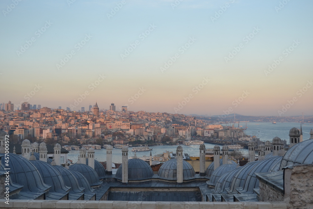 Obraz premium famous galata bridge between occidental and oriental quarters of istanbul