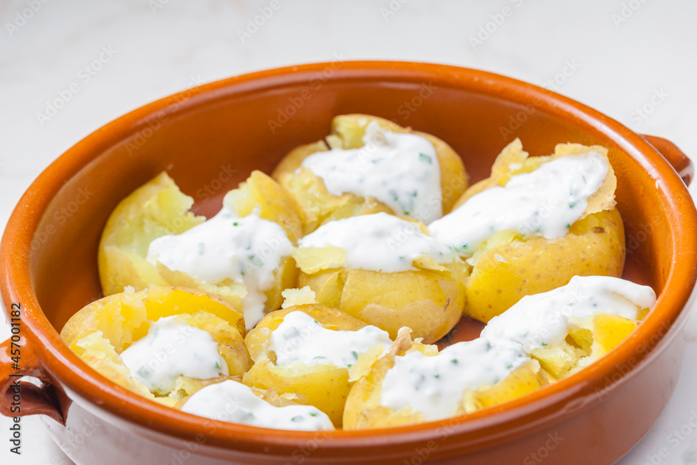 baked potatoes with yoghurt sauce and chive baked potatoes with yoghurt sauce and chive