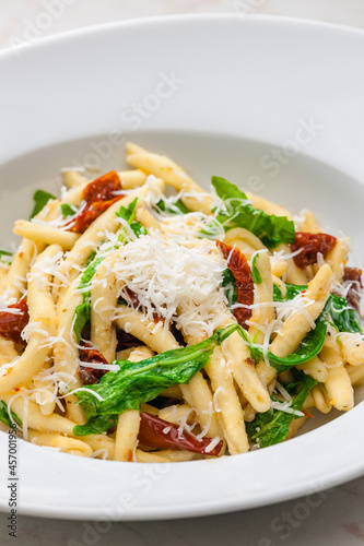 pasta with dry tomatoes and spinach