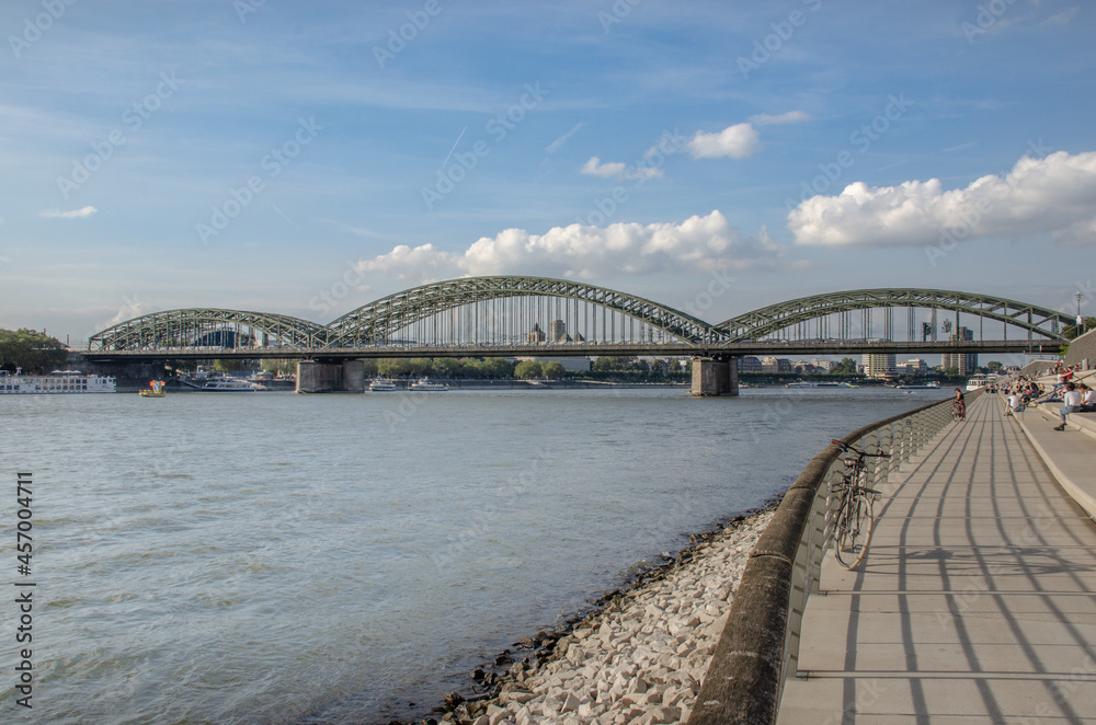 Naklejka premium Die Hohenzollernbrücke ist eine Brücke über den Rhein in Köln in Höhe von Stromkilometer 688,5. 