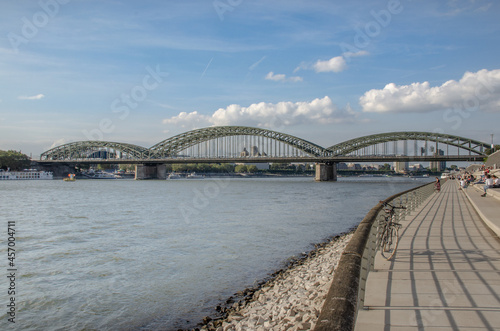 Die Hohenzollernbrücke ist eine Brücke über den Rhein in Köln in Höhe von Stromkilometer 688,5.  © rebaixfotografie