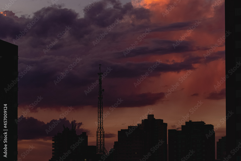 Fototapeta premium nuvens carregadas e coloridas em várias tonalidades devido ao por do sol sobre a cidade de São Carlos São Paulo