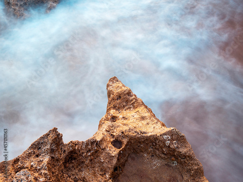 Piedra sobre el movimiento del mar con una textura y color que ofrece la fotografía como si fuese un paisaje en 3D photo