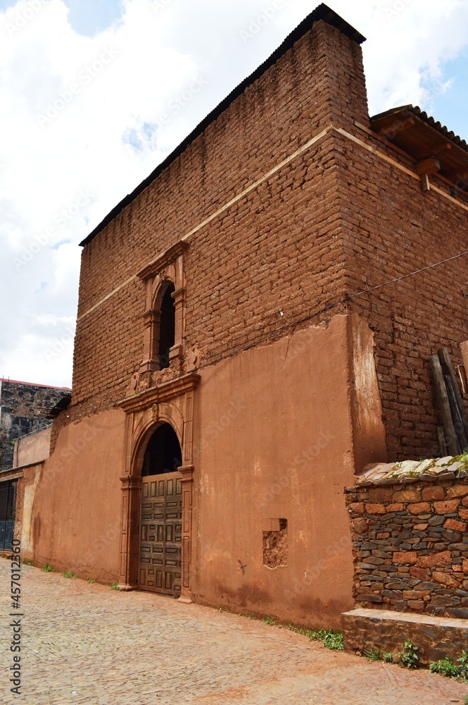 image of an old construction made with adobe bricks in Michoacan communities