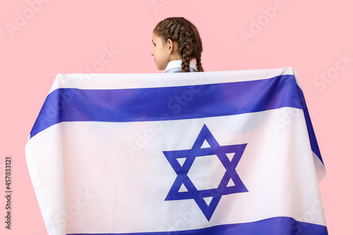 Little girl with the flag o...