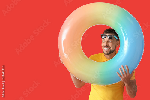 Young man with inflatable r...