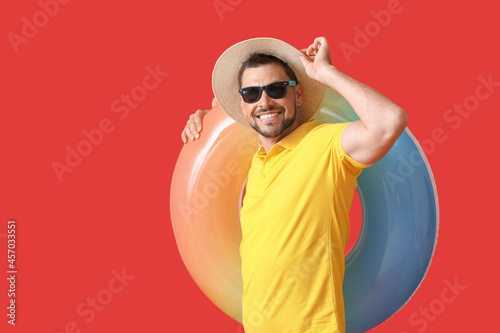 Young man with inflatable r...