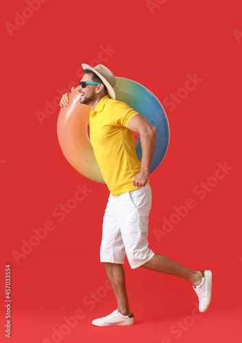 Young man with inflatable r...