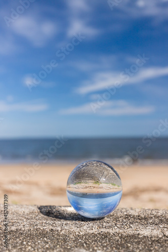 真夏の海の海岸で水晶ガラスボールを撮影した風景 © zheng qiang
