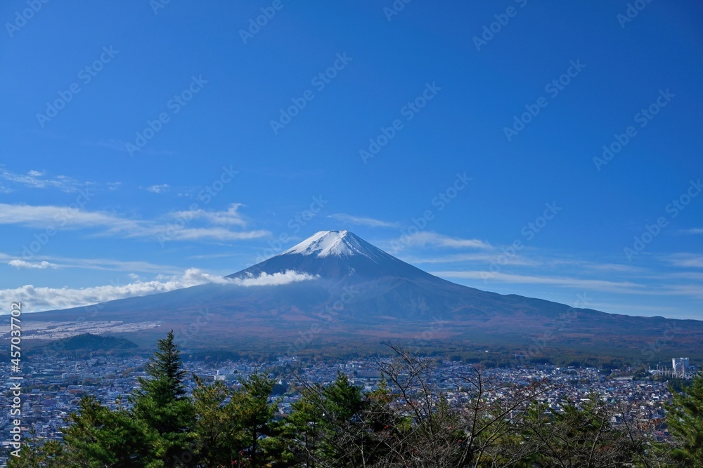青空バックに展望台から見る雄大な富士山の情景＠山梨