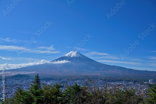 青空バックに展望台から見る雄大な富士山の情景＠山梨
