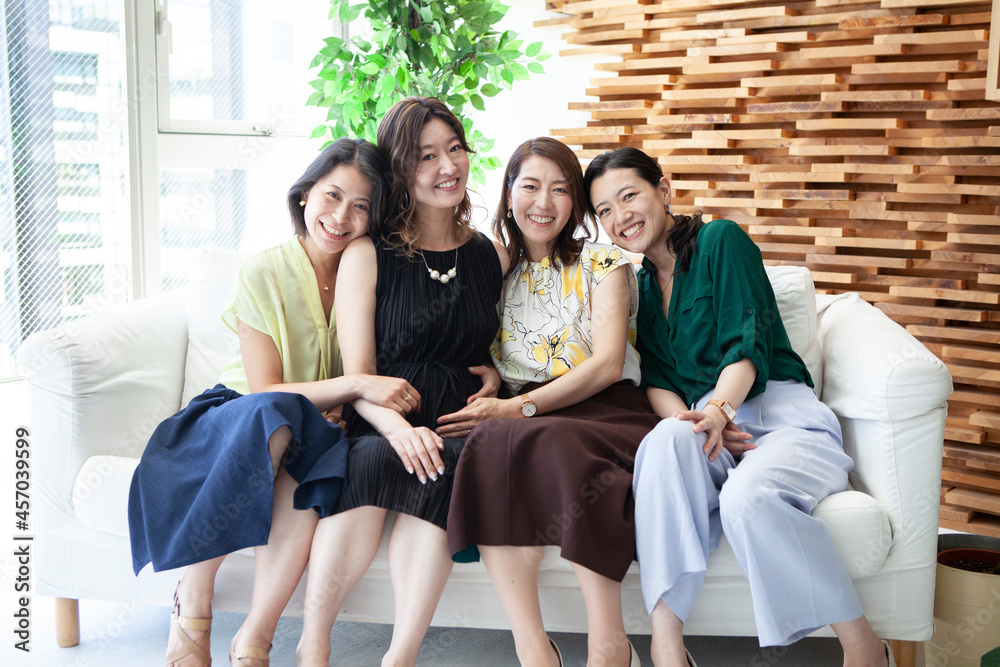妊娠した友達を囲む友達グループ 妊娠した友達を囲む友達グループ