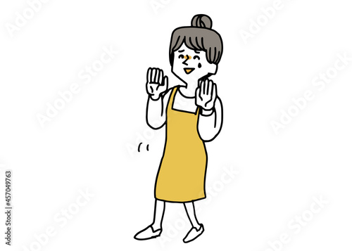 後ずさりするエプロンの女性