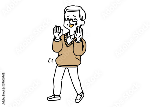 後ずさりする高齢男性