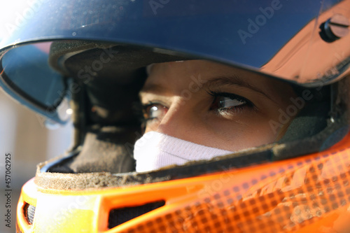 Symbolbild: Rennfahrerin mit Helm und Balaclava (Model released) photo