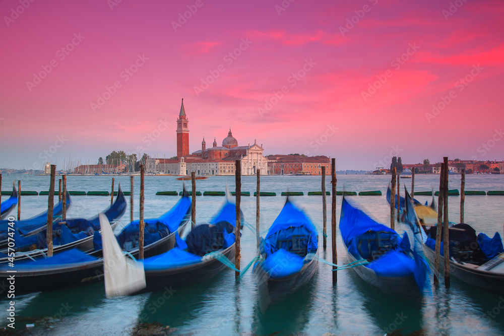 Wenecja, łodzie, zachód słońca