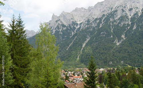 Stadt Mittenwald in Oberbayern in Deutschland am Fuße des Westgipfel des Karwendel, Karwendelban und Bergstation in Summer