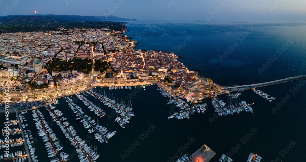 Hafen von Alghero Sardinien bei Nacht 