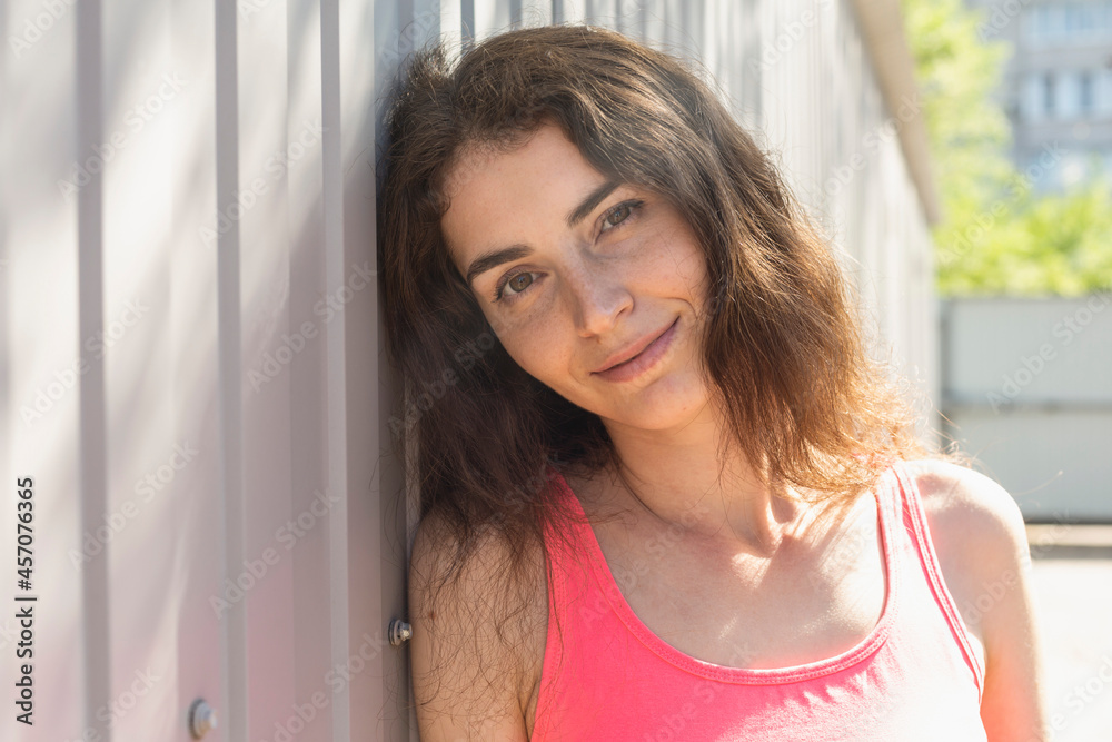 Portrait beautiful smiling young woman leaning against wall
Portrait beautiful smiling young woman leaning against wall