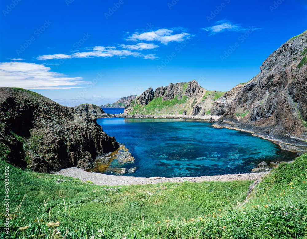 北海道　礼文島　澄海岬の青い空に青い海