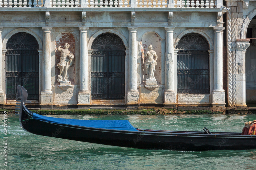 Venezia. Canal Grande. Gondola con nicchie con sculture sulla facciata di Palazzo Giusti Miani Coletti