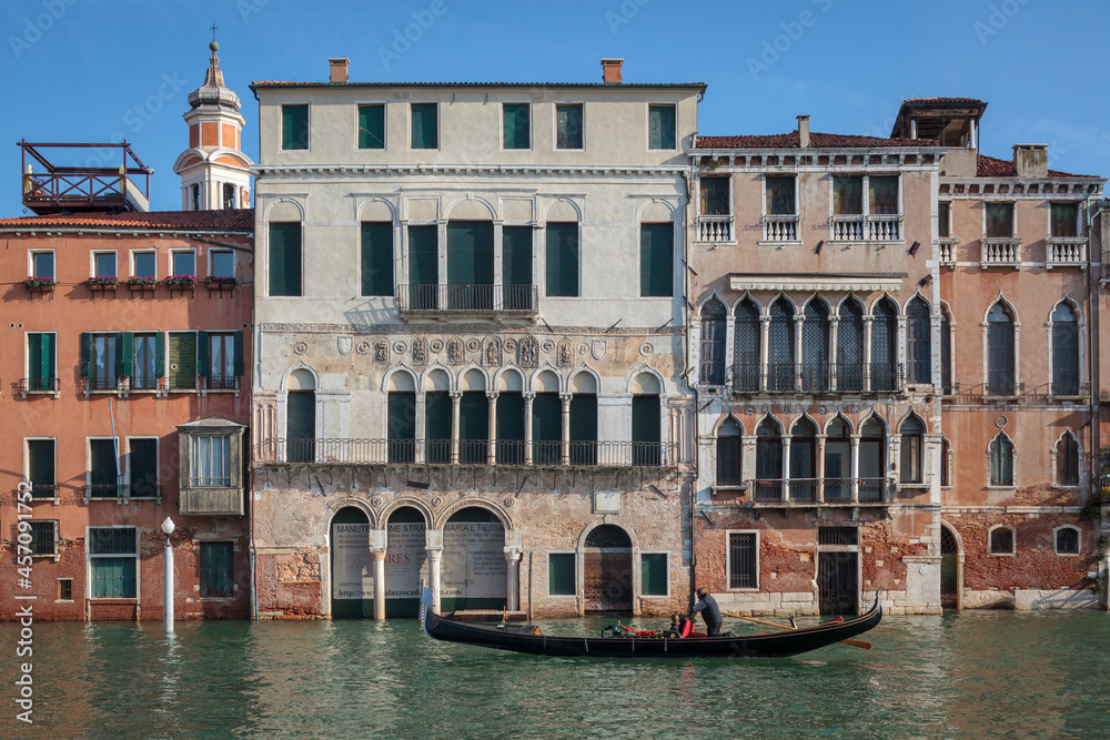 Venezia. Canal Grande con gondoliere davanti a Cà Da Mosto