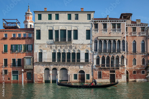 Venezia. Canal Grande con gondoliere davanti a Cà Da Mosto