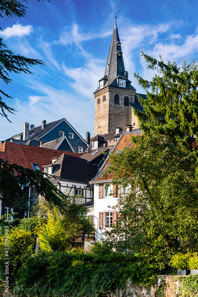 Blick auf Altstadt und Kirchturm von Esser Kettwig an der Ruhr Blick auf Altstadt und Kirchturm von Esser Kettwig an der Ruhr