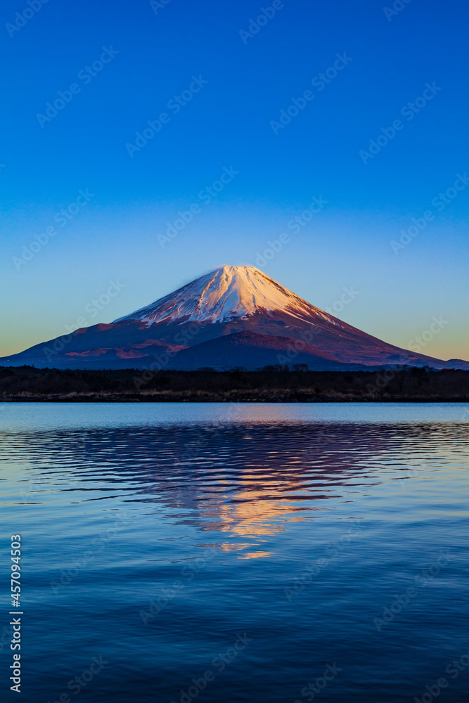 夕日を浴びた富士山　山梨県富士河口湖町の精進湖にて