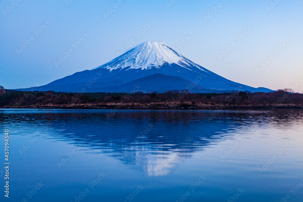 日没後の富士山　山梨県富士河口湖町の精進湖にて