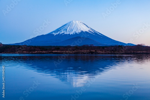 日没後の富士山 山梨県富士河口湖町の精進湖にて