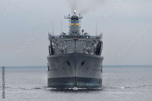 Canvas Print United States Navy replenishment oiler USNS Big Horn sailing in Tokyo Bay