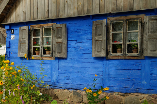 Niebieski drewniany dom