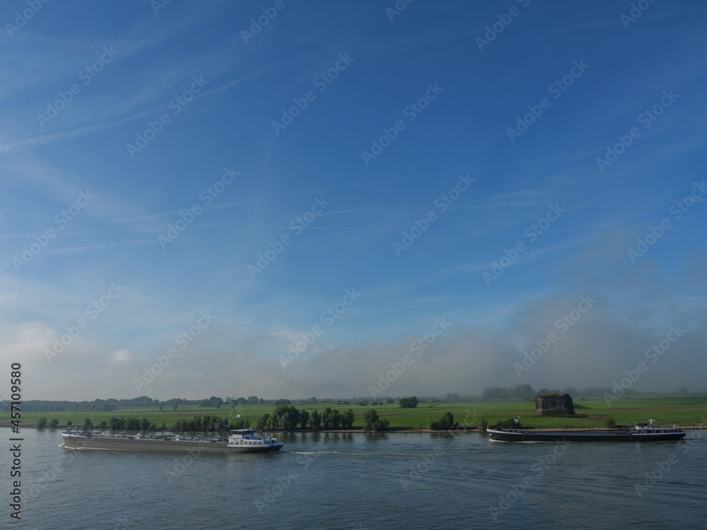 Morgennebel am Rhein bei Wesel