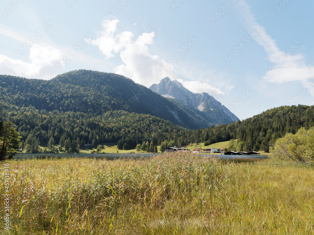Wunderschöner Ausblick auf Lautersee im Mittenwald in Oberbayern am Fuße der Berge von Karwendel und Wetterstein