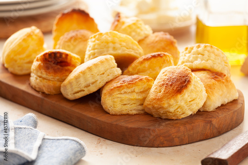 Foto Bunch of small homemade greek cheese puff pastry pies